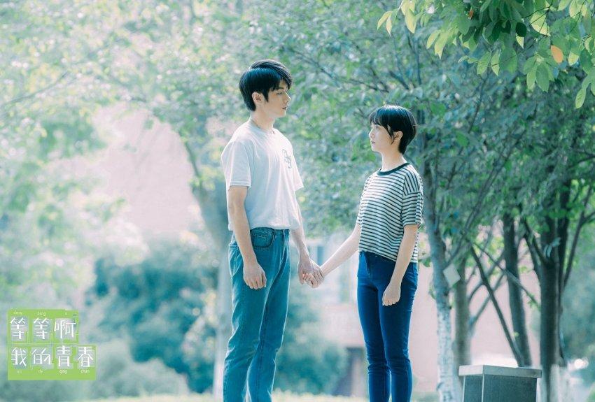 男生眼神时不时落在一个女生身上，有时又害羞不敢看她，为什么？游戏画面